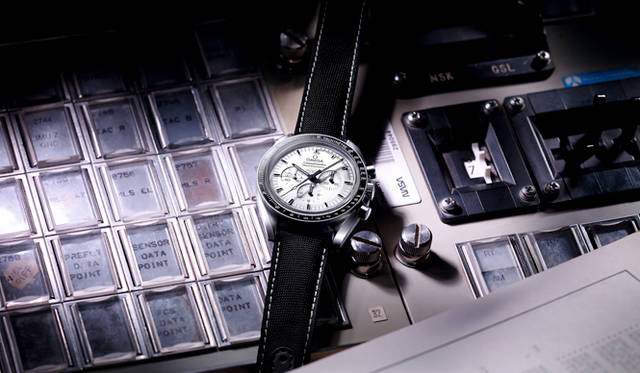 <strong>スピードマスター アポロ13号 45周年記念 スヌーピー アワード</strong><br>ケース｜ステンレススチール＋ブラックセラミックベゼル<br />直径｜42mm<br />ムーブメント｜手巻き（Cal.1861）<br />機能｜クロノグラフ（30分積算計、12時間積算計）<br />ストラップ｜コーデットナイロン<br />防水性｜50ｍ<br />限定数｜世界限定1970本<br />発売時期｜10月予定<br />予価｜71万円（税抜）