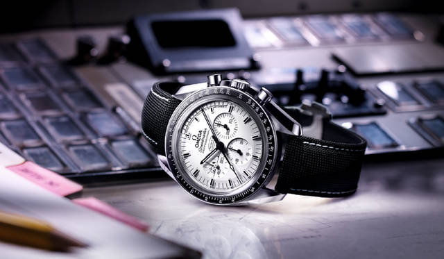 <strong>スピードマスター アポロ13号 45周年記念 スヌーピー アワード</strong><br>ケース｜ステンレススチール＋ブラックセラミックベゼル<br />直径｜42mm<br />ムーブメント｜手巻き（Cal.1861）<br />機能｜クロノグラフ（30分積算計、12時間積算計）<br />ストラップ｜コーデットナイロン<br />防水性｜50ｍ<br />限定数｜世界限定1970本<br />発売時期｜10月予定<br />予価｜71万円（税抜）