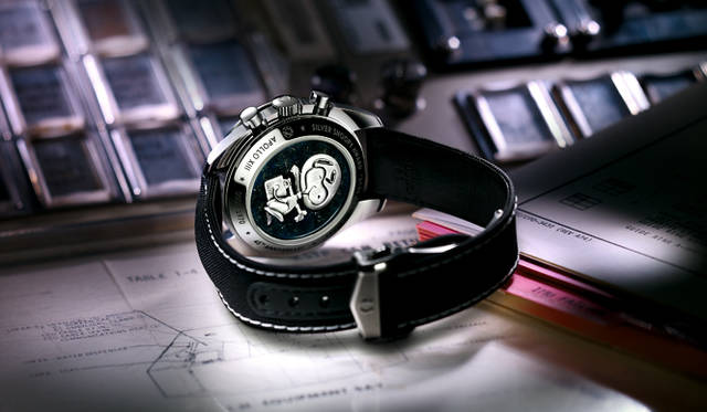 <strong>スピードマスター アポロ13号 45周年記念 スヌーピー アワード</strong><br>ケース｜ステンレススチール＋ブラックセラミックベゼル<br />直径｜42mm<br />ムーブメント｜手巻き（Cal.1861）<br />機能｜クロノグラフ（30分積算計、12時間積算計）<br />ストラップ｜コーデットナイロン<br />防水性｜50ｍ<br />限定数｜世界限定1970本<br />発売時期｜10月予定<br />予価｜71万円（税抜）