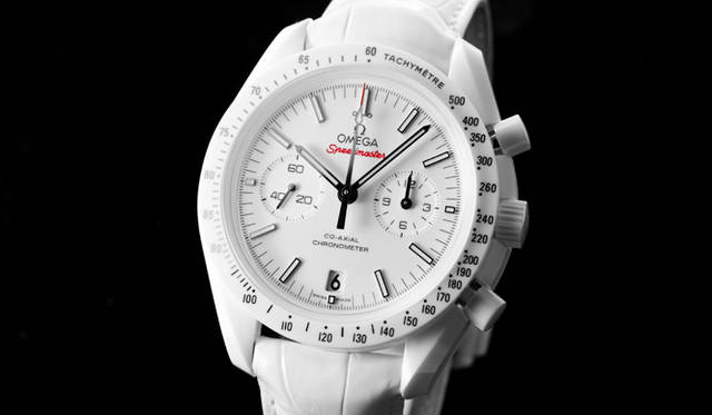 <strong>スピードマスター ホワイトサイド オブ ザ ムーン</strong><br>ケース｜ホワイトセラミック<br />直径｜44.25mm<br />厚さ｜16.14mm<br />ムーブメント｜自動巻き（Cal.9300、コーアクシャル機構）<br />機能｜クロノグラフ（60分＋12時間同軸積算計）、日付表示<br />ストラップ｜アリゲーター<br />防水性｜50ｍ<br />発売時期｜11月予定<br />予価｜126万円（税抜）