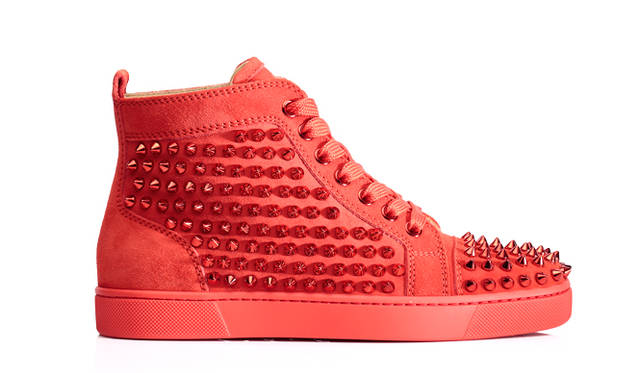 SNEAKERS FOR SPRING 鮮やかなレッドスタッズがスニーカーの全面を覆い、上品なスエードレザーと絶妙な存在感を放つ。ブランドのシグネチャーであるレッドソールを彷彿とさせるオールレッドのデザインが刺激的で魅力のある足元に。</br><br>スニーカー14万5800円 クリスチャン ルブタン/クリスチャン ルブタン ジャパン Tel. 03-6804-2855