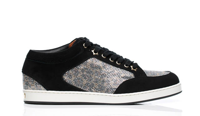 SNEAKERS FOR SPRING リュクスなムードあふれるジミー チュウのスニーカー「MIAMI」。ヒョウ柄がグリッターファブリックにプリントされ、ブラックスエードと組み合わせた贅沢な一足。シャンパンカラーのレオパートは主張しすぎず、上品なきらめきをはなつ。オフタイムの装いにこそ、足元は洗練の一足を。</br><br>スニーカー7万3500円 ジミー チュウ Tel. 03-5413-1150
