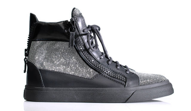 SNEAKERS FOR SPRING 黒いカーフとスエードをミックスし、繊密なマイクロスタッズとサイド&バッグジッパーで飾られた、ジュゼッペ・ザノッティならではのゴージャスなデザイン。デイリーからイブニングまで、さまざまなルックを華やかに演出してくれる。</br><br>スニーカー16万6320円 ジョザッペ・ザノッティ・デザイン/ブルーベル・ジャパン(ファッション事業本部) Tel. 03-5413-1050