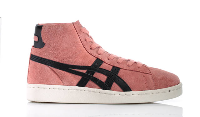 SNEAKERS FOR SPRING オニツカタイガーは、1978年に発売されたバスケットボールシューズ「FABRE DC-L」をベースにしたモデルを発表。スエードのアッパーにブランドのロゴを別素材で配置され、素材ミックスとレトロな色味を楽しめる。グラフィカルなロゴとすっきりしたシルエットが相性抜群な一足に</br><br>スニーカー1万2960円 オニツカタイガー/アシックスジャパンお客様相談室 0120−068−806