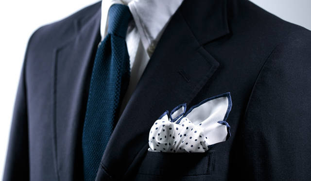 着こなしにトーンをくわえ、ドレッシーな印象をあたえてくれるポケットチーフ。挿し方ひとつでイメージを左右するものだが、今回はパフアンドクラッシュで華やかにアレンジした