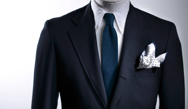 初夏のジャケットスタイルは、ほどよい軽快さをネイビーで演出したい。フェアファクスが提案するのは、ブレザーやニットタイなどに同色を選びつつも、質感や色の深さで差をつけることによって生まれる、立体感のあるスタイル