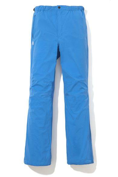 <strong>MILLET｜ミレー</strong><br />2015年春夏ウィメンズコレクション<br />もっと軽く、快適に軽快な足さばきで野山を駆ける。「ダブルセブン 50000 ストレッチパンツ」2万7000円