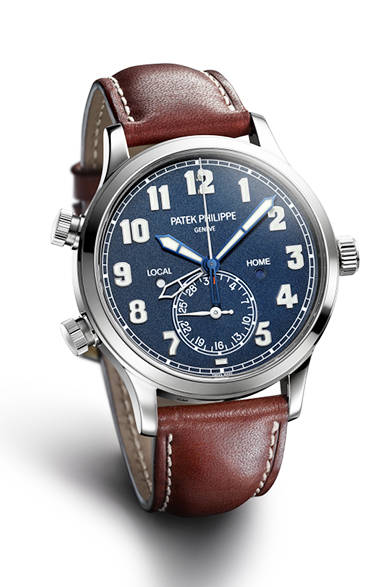 <strong>カラトラバ・パイロット・トラベルタイム5524</strong><br/>ケース｜18Kホワイトゴールド<br />直径｜42mm<br />厚さ｜10.78mm<br />ムーブメント｜自動巻き（Cal.324 S C FUS）<br />機能｜デュアルタイムゾーン表示（本国時間と現地時間をふたつの時針でそれぞれ表示）、ふたつの昼夜表示（ふたつの時間帯それぞれに対応）、プッシュボタンによる副時針の調整機能（現地時間の調整）、日付表示（6時位置のインダイヤルによるポインター式）<br />ストラップ｜カーフスキン<br />防水性｜3気圧<br />発売時期｜2015年秋以降予定<br />予価｜543万2400円<br />