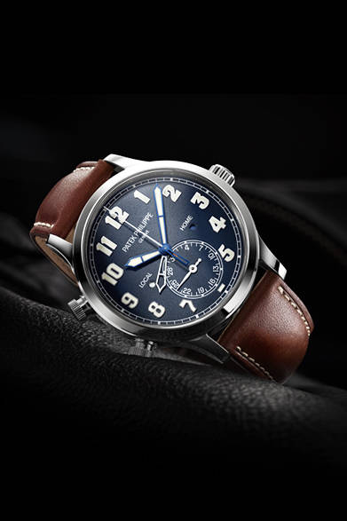 <strong>カラトラバ・パイロット・トラベルタイム5524</strong><br/>ケース｜18Kホワイトゴールド<br />直径｜42mm<br />厚さ｜10.78mm<br />ムーブメント｜自動巻き（Cal.324 S C FUS）<br />機能｜デュアルタイムゾーン表示（本国時間と現地時間をふたつの時針でそれぞれ表示）、ふたつの昼夜表示（ふたつの時間帯それぞれに対応）、プッシュボタンによる副時針の調整機能（現地時間の調整）、日付表示（6時位置のインダイヤルによるポインター式）<br />ストラップ｜カーフスキン<br />防水性｜3気圧<br />発売時期｜2015年秋以降予定<br />予価｜543万2400円<br />