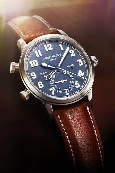 <strong>カラトラバ・パイロット・トラベルタイム5524</strong><br/>ケース｜18Kホワイトゴールド<br />直径｜42mm<br />厚さ｜10.78mm<br />ムーブメント｜自動巻き（Cal.324 S C FUS）<br />機能｜デュアルタイムゾーン表示（本国時間と現地時間をふたつの時針でそれぞれ表示）、ふたつの昼夜表示（ふたつの時間帯それぞれに対応）、プッシュボタンによる副時針の調整機能（現地時間の調整）、日付表示（6時位置のインダイヤルによるポインター式）<br />ストラップ｜カーフスキン<br />防水性｜3気圧<br />発売時期｜2015年秋以降予定<br />予価｜543万2400円<br />