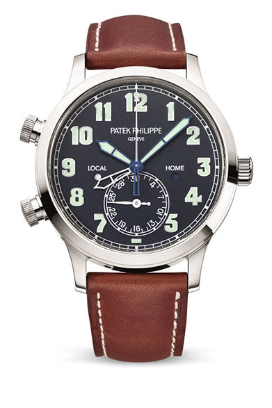 <strong>カラトラバ・パイロット・トラベルタイム5524</strong><br/>ケース｜18Kホワイトゴールド<br />直径｜42mm<br />厚さ｜10.78mm<br />ムーブメント｜自動巻き（Cal.324 S C FUS）<br />機能｜デュアルタイムゾーン表示（本国時間と現地時間をふたつの時針でそれぞれ表示）、ふたつの昼夜表示（ふたつの時間帯それぞれに対応）、プッシュボタンによる副時針の調整機能（現地時間の調整）、日付表示（6時位置のインダイヤルによるポインター式）<br />ストラップ｜カーフスキン<br />防水性｜3気圧<br />発売時期｜2015年秋以降予定<br />予価｜543万2400円<br />