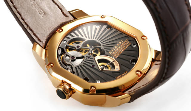 <strong>ブルガリ カリオン トゥールビヨン</strong><br><br>ケース｜18Kピンクゴールド<br>直径｜48mm<br>ムーブメント｜手巻き（Cal.DR330）<br>機能｜ミニッツリピーター、トゥールビヨン<br>ストラップ｜アリゲーター<br>防水性｜３気圧<br>発売時期｜未定<br>予価｜未定<br>