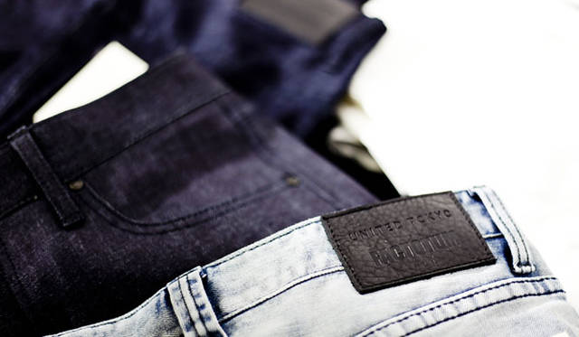 <strong>STUDIOUS｜ステュディオス</strong><br />「ユナイテッド トウキョウ オーサカ」のオープンを記念した「ファクトタム」の限定のジーンズ