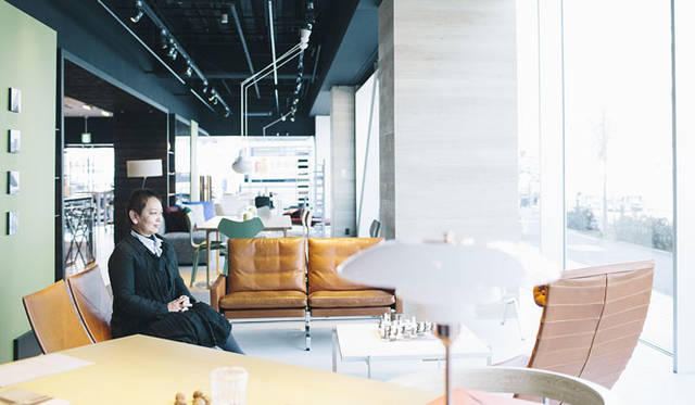 <strong>LIVING MOTIF｜リビング・モティーフ</strong><br />1階 ポール・ケアホルム「dialogue with materials－素材との対話－」コーナー（4月20日まで開催中）にてインテリアスタイリスト茂木雅代さん