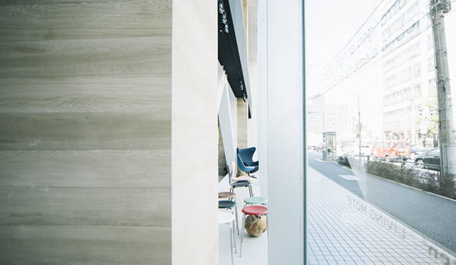 <strong>LIVING MOTIF｜リビング・モティーフ</strong><br />「狭い空間に納まったフリッツ・ハンセン社の商品をのぞくのは楽しい」と語る茂木さんお気に入りのアングル