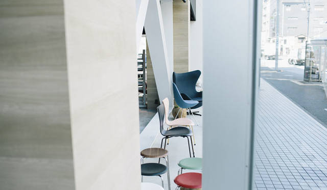 <strong>LIVING MOTIF｜リビング・モティーフ</strong><br />「ここの隙間から覗くPKが好きなんですよ」と笑う茂木雅代さん