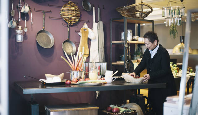 <strong>LIVING MOTIF｜リビング・モティーフ</strong><br />茂木さんが「これは何に使うの？　というモノとも出会える」という1階キッチングッズコーナー