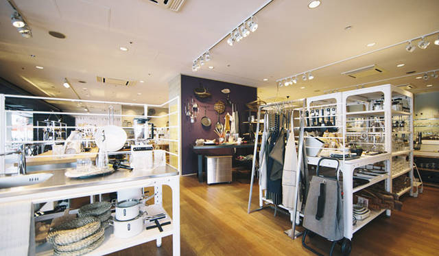 <strong>LIVING MOTIF｜リビング・モティーフ</strong><br /> 1階キッチングッズコーナー
