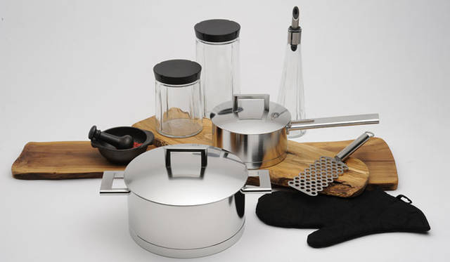 <strong>LIVING MOTIF｜リビング・モティーフ</strong><br />ジョン・ポーソンによる機能美を極めたデメイエレのステンレス鍋。必要な機能をすべてもちながら完璧なまでにシンプルなフォルムを実現。「John Pawson for demeyere」 鍋3万2400円～、カッティングボード8640円～、ジャー・オイル差し3024円～、スパイスミル6696円