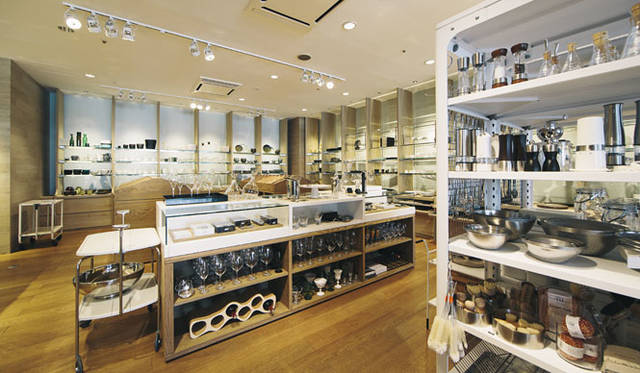 <strong>LIVING MOTIF｜リビング・モティーフ</strong><br />1階食器・グラス・カトラリーコーナー