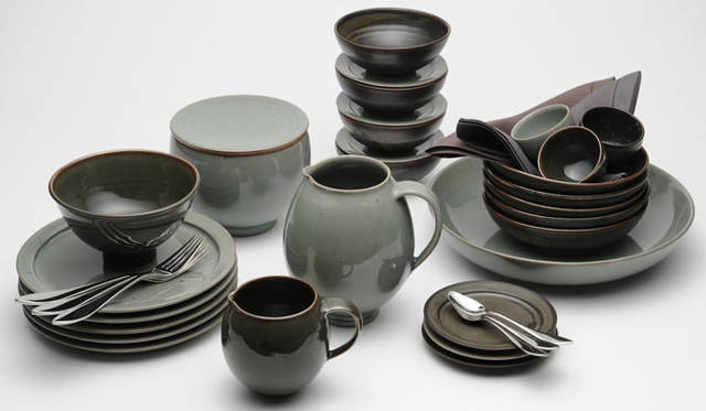 <strong>LIVING MOTIF｜リビング・モティーフ</strong><br />李英才がディレクションする彫刻的でミニマルなフォルムのテーブルウェア。美しい色合いと、和洋問わず合わせやすい形が魅力。「Keramische Werkstatt Margaretenhöhe」プレート4752円～、ボウル6696円～、ピッチャー7992円～