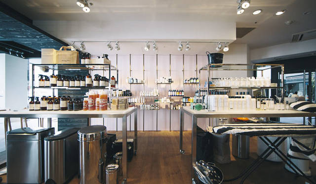 <strong>LIVING MOTIF｜リビング・モティーフ</strong><br />「整然としたディスプレイが好き」と茂木さんが推奨する1階バスグッズコーナー