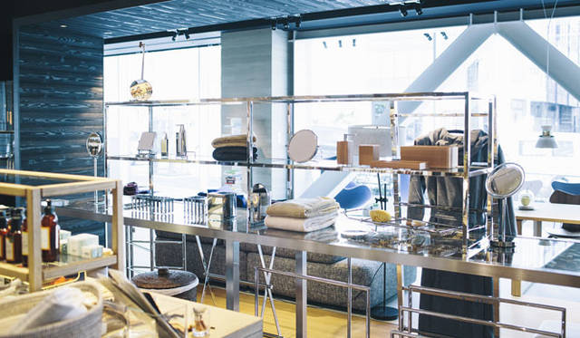 <strong>LIVING MOTIF｜リビング・モティーフ</strong><br />「整然としたディスプレイが好き」と茂木さんが推奨する1階バスグッズコーナー