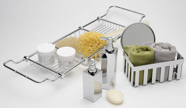 <strong>LIVING MOTIF｜リビング・モティーフ</strong><br />パウダールームの雰囲気をグレードアップしてくれる、デコワルターのバスアイテム。クロームシリーズのほか、さまざまなテイストから選ぶことができる。「DECOR WALTHER」バスシンクラック3万4560円、ソープディスペンサー2万5920円～、マルチボックス7992円