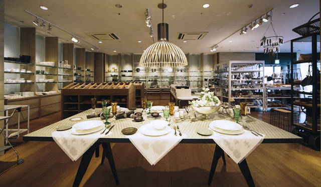 <strong>LIVING MOTIF｜リビング・モティーフ</strong><br />1階のテーブルセッティングも見どころのひとつ