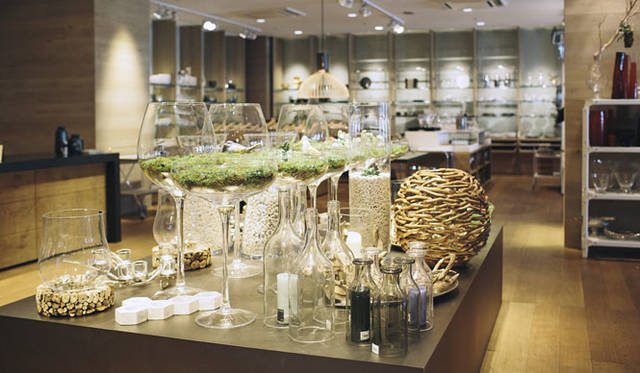 <strong>LIVING MOTIF｜リビング・モティーフ</strong><br />1階カウンター前の季節を感じさせるディスプレイにも注目