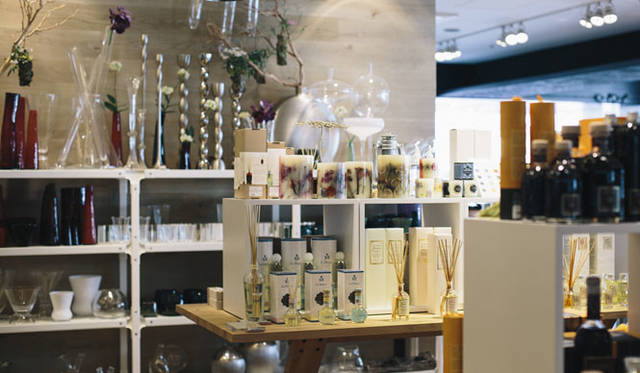 <strong>LIVING MOTIF｜リビング・モティーフ</strong><br />「香りが良くて、もちがいい」とボタニカルキャンドルをピックアップする、茂木さんお薦めの1階フレグランスコーナー