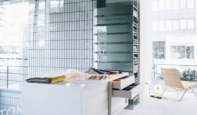 <strong>LIVING MOTIF｜リビング・モティーフ</strong><br />1階にはファッション界で活躍するラフ・シモンズがKVADRAT社のためにデザインした革新的な色使いと素材感が魅力のコレクション「Kvadrat/Raf Simons」も登場