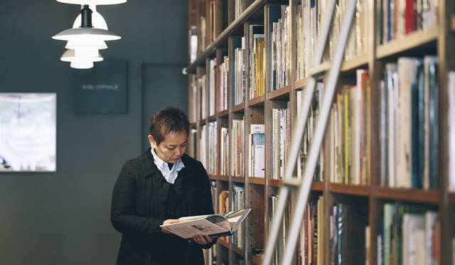 <strong>LIVING MOTIF｜リビング・モティーフ</strong><br />茂木さんが「2階に移ってライブラリー的雰囲気になった」という2階の洋書・デザイン書籍を扱うインショップ「BIBLIOPHILE（ビブリオファイル）」