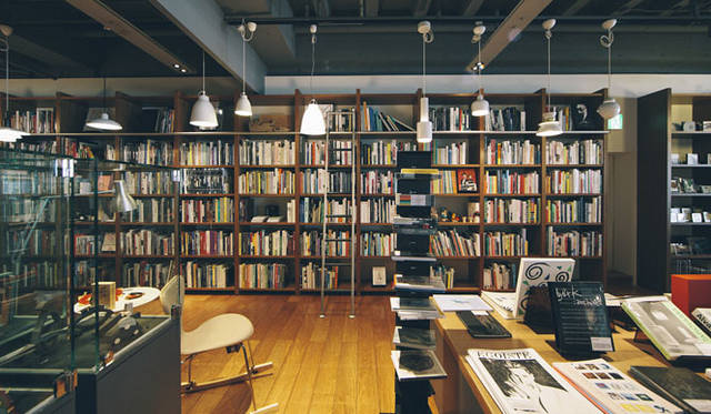 <strong>LIVING MOTIF｜リビング・モティーフ</strong><br />2階インショップ「ビブリオファイル」