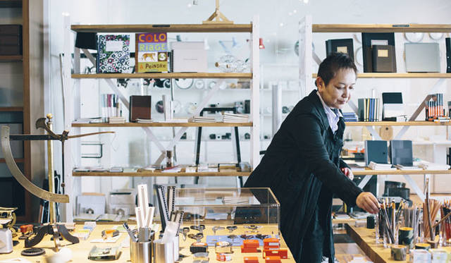 <strong>LIVING MOTIF｜リビング・モティーフ</strong><br />「ノートやメモ帳など、面白いモノが必ず見つかるんですよ」と茂木さんお薦めの2階ステーショナリーコーナー