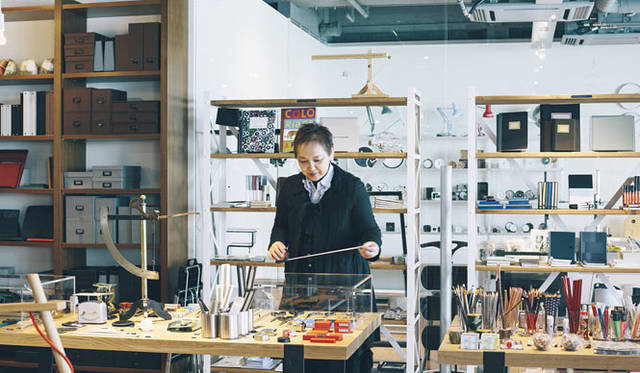 <strong>LIVING MOTIF｜リビング・モティーフ</strong><br />「ノートやメモ帳など、面白いモノが必ず見つかるんですよ」と茂木さんお薦めの2階ステーショナリーコーナー