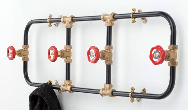 <strong>LIVING MOTIF｜リビング・モティーフ</strong><br />イギリスのプロダクトデザイナー、ニック・フレイザーによる、水道管をモチーフにしたユニークなコートハンガー。「nick fraser」3万8880円