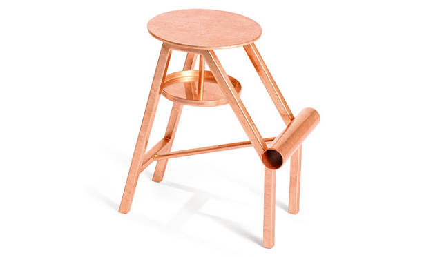 <strong>LIVING MOTIF｜リビング・モティーフ</strong><br />二俣公一氏デザインのイタリア製シュースツール。靴の脱ぎ履きの際はもちろんブラッシング時の足乗せ台としても便利。「OPINION CIATTI」14万400円