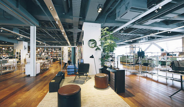 <strong>LIVING MOTIF｜リビング・モティーフ</strong><br />「開放感があり広くなって、良い意味で玉手箱のフロア」と茂木さんがいう2階