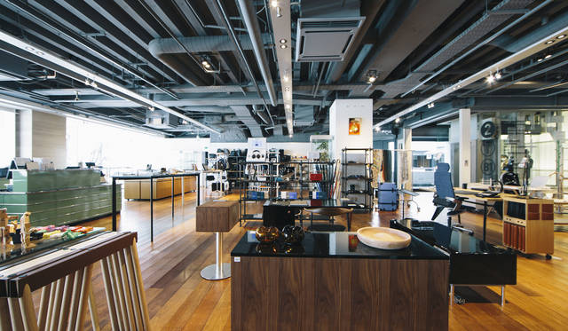 <strong>LIVING MOTIF｜リビング・モティーフ</strong><br />「2階では、ここからの眺めが好きです」と茂木さん