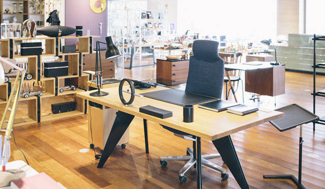 <strong>LIVING MOTIF｜リビング・モティーフ</strong><br />2階には機能的なデスク周りグッズやヘッドフォンなども揃える