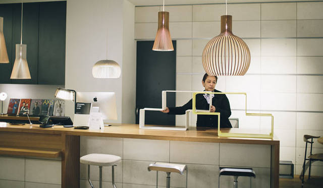 <strong>LIVING MOTIF｜リビング・モティーフ</strong><br />入荷したばかりの『GUBI』のDedalブックシェルフを手にする茂木さん