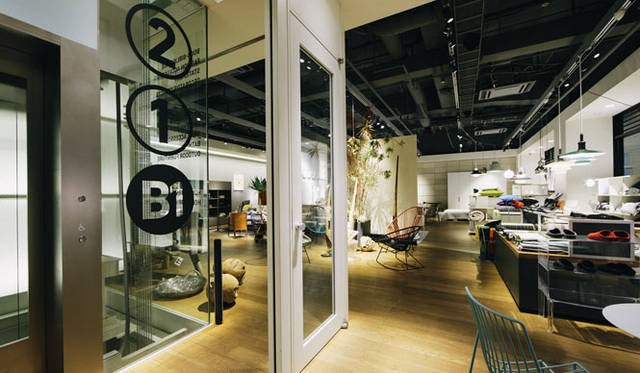 <strong>LIVING MOTIF｜リビング・モティーフ</strong><br />リモデルして家具、照明が充実した地下1階