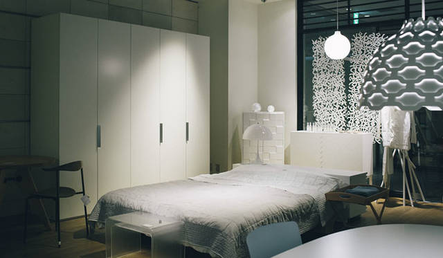 <strong>LIVING MOTIF｜リビング・モティーフ</strong><br />地下1階のベッドコーナーには、ドイツの収納家具『interluebke』やスウェーデンの『A2』などを揃える