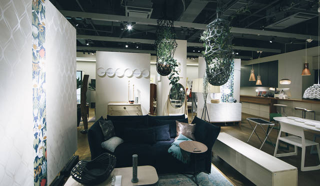 <strong>LIVING MOTIF｜リビング・モティーフ</strong><br />「地下1階は、パーティションでコーナーを設けているのが新鮮」と茂木さん