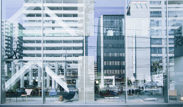 <strong>LIVING MOTIF｜リビング・モティーフ</strong><br />リモデルして、1階ウインドウスペースにあらたなコミュニケーションの場となるイベントスペースが誕生