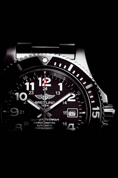 <strong>スーパーオーシャン II</strong><br><br>ケース｜ステンレススチール<br />直径｜44mm、42mm、36mm<br />ムーブメント｜自動巻き（Cal.17）<br />機能｜日付表示、エスケープ・バルブ（ケース内のヘリウムガスの自動排出バルブ）<br />ブレスレット｜ステンレススチール<br />防水｜1500ｍ（44mmケース）、500ｍ（42mmケース）、200ｍ（36mmケース）<br />発売時期｜2015年夏予定<br />価格｜46万4400円（44mmケース）、44万2800円（42mmケース、36mmケース）<br />