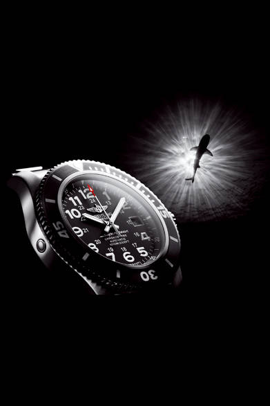 <strong>スーパーオーシャン II 44</strong><br><br>ケース｜ステンレススチール<br />直径｜44mm<br />ムーブメント｜自動巻き（Cal.17）<br />機能｜日付表示、オート・エスケープ・バルブ（ケース内のヘリウムガスの自動排出バルブ）<br />ブレスレット｜ステンレススチール<br />防水｜1500ｍ<br />発売時期｜2015年夏予定<br />価格｜46万4400円<br />