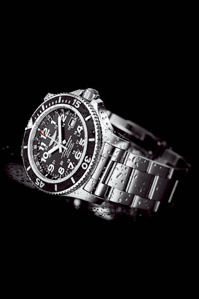 <strong>スーパーオーシャン II</strong><br><br>ケース｜ステンレススチール<br />直径｜44mm、42mm、36mm<br />ムーブメント｜自動巻き（Cal.17）<br />機能｜日付表示、オート・エスケープ・バルブ（ケース内のヘリウムガスの自動排出バルブ）<br />ブレスレット｜ステンレススチール<br />防水｜1500ｍ（44mmケース）、500ｍ（42mmケース）、200ｍ（36mmケース）<br />発売時期｜2015年夏予定<br />価格｜46万4400円（44mmケース）、44万2800円（42mmケース、36mmケース）<br />