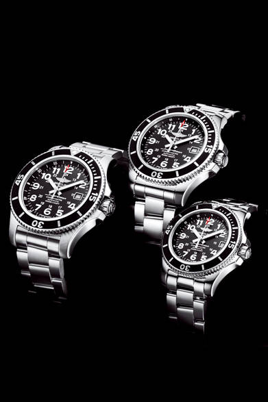 <strong>スーパーオーシャン II</strong><br><br>ケース｜ステンレススチール<br />直径｜44mm、42mm、36mm<br />ムーブメント｜自動巻き（Cal.17）<br />機能｜日付表示、オート・エスケープ・バルブ（ケース内のヘリウムガスの自動排出バルブ）<br />ブレスレット｜ステンレススチール<br />防水性｜1500ｍ（44mmケース）、500ｍ（42mmケース）、200ｍ（36mmケース）<br />発売時期｜2015年夏予定<br />価格｜46万4400円（44mmケース）、44万2800円（42mmケース、36mmケース）<br />